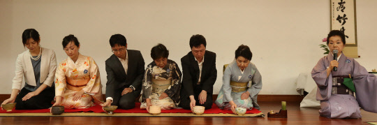 상명대학교(총장 구기헌) 한일문화콘텐츠학과가 지난 달 29일 밀레니엄관 국제회의실에서 일본 전통문화인 다도를 체험하는 행사를 가졌다. 일본 다도 250년 명가인 하야미 유파의 7대 계승자인 하야미 소가쿠(速水宗樂)씨가 다도를 소개했다. 상명대 제공